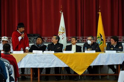 El presidente de la Confederación de Nacionalidades Indígenas (i), Leónidas Iza, durante la reunión con el Gobierno ecuatoriano.