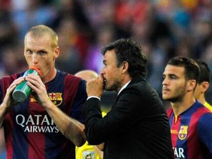 Luis Enrique da instrucciones a Mathieu ante el Granada. 