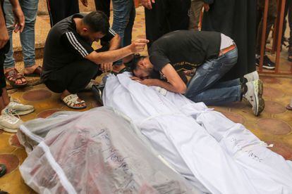 Allegados lloraban este domingo ante los cuerpos de familiares víctimas de los ataques aéreos israelíes en Jan Yunis. 