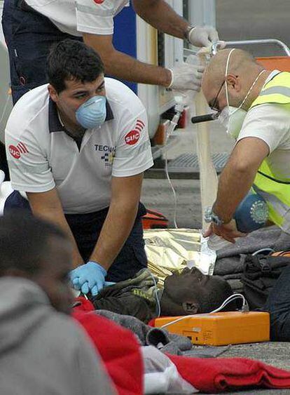 Los médicos intentan reanimar a uno de los inmigrantes en El Hierro.