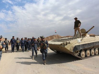 Fuerzas de la polic&iacute;a iraqu&iacute; toman posici&oacute;n en el pueblo de Rashad, al sur de Kirkuk, en Irak, este viernes. 