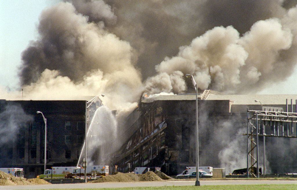 Los bomberos extinguían el incendio en el Pentágono, tras el impacto de un avión.