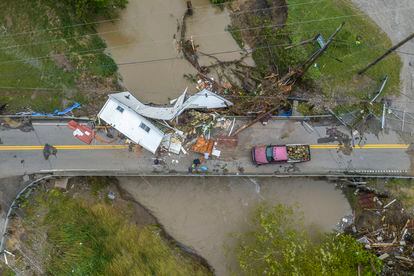 Las inundaciones en Kentucky arrastraron vehículos y casas, los escombros fuera de control se impactaron contra los puentes. 