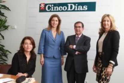 De izquierda a derecha, los responsables de recursos humanos de Mutua Madrileña, Cisco y Lilly, Dulce Subirats, Elvira Alcalá Zamora y Juan Pedro Herrera, y Nieves Alarcón, experta en conciliación