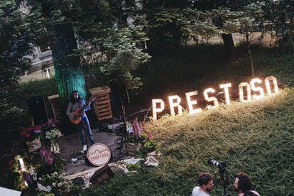 La artista gallega Marem Ladson actúa durante la jornada inaugural de la pasada edición del Prestoso Fest en el parador de Corias, en Cangas del Narcea (Asturias).