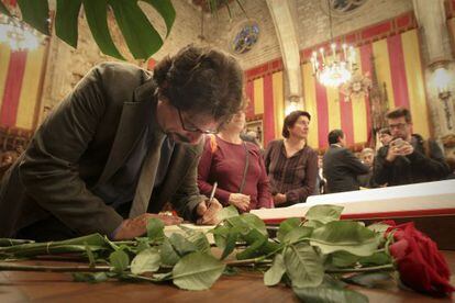 Albert Sánchez Piñol firmando ejemplares de Victus tras el pregón de Sant Jordi