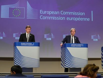 El vicepresidente de la UE, Valdis Dombrovskis, y el comisario de Economía, Paolo Gentiloni, durante una comparecencia el miércoles en Bruselas.