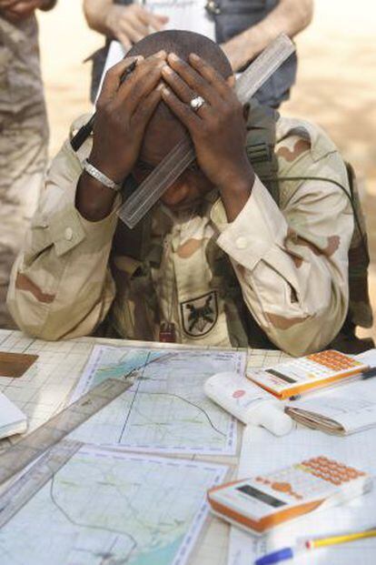Un soldado maliense hace cálculos de tiro.