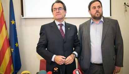 Artur Mas y Oriol Junqueras en el Ayuntamiento de Sant Vicens dels Horts, del que es alcalde el l&iacute;der republicano.