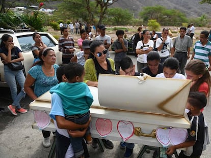 Entierro de Erick Altuve, niño venezolano fallecido de cáncer mientras esperaba un transplante de médula ósea, el pasado jueves en Caracas.