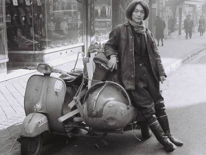 El japonés Yasumasa Toshima junto a su motocicleta, en una imagen tomada en los años setenta.