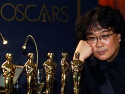 El director Bong Joon-Ho posa con las estatuillas recibidas en los Óscar.