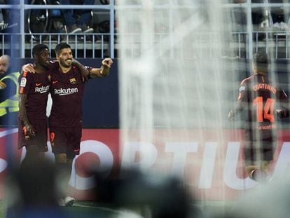 Su&aacute;rez celebra el gol con Demb&eacute;l&eacute; y Coutinho. 