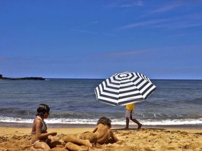 Ni&ntilde;os en la playa de Cavalleria en una imagen de archivo.