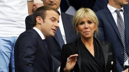 Emmanuel Macron y su esposa Brigitte en la final entre el Angers y el Paris Saint-Germain el pasado 27 de mayo.