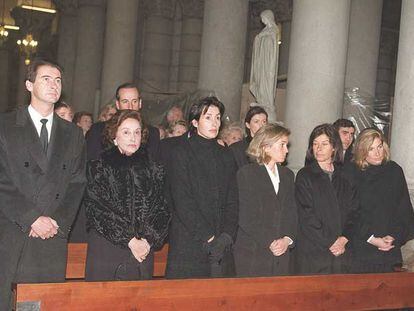 La familia Franco, reunida en el funeral del marqués de Villaverde, en febrero de 1998. De izquierda a derecha, José Cristóbal, Carmen Franco, Carmen hija, Arantxa, Merry y Mariola; en segunda fila, Francis y Jaime.