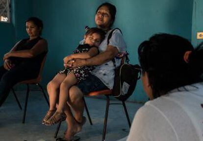 Mujer espera con su nieta en un albergue de Tenosique, Tabasco