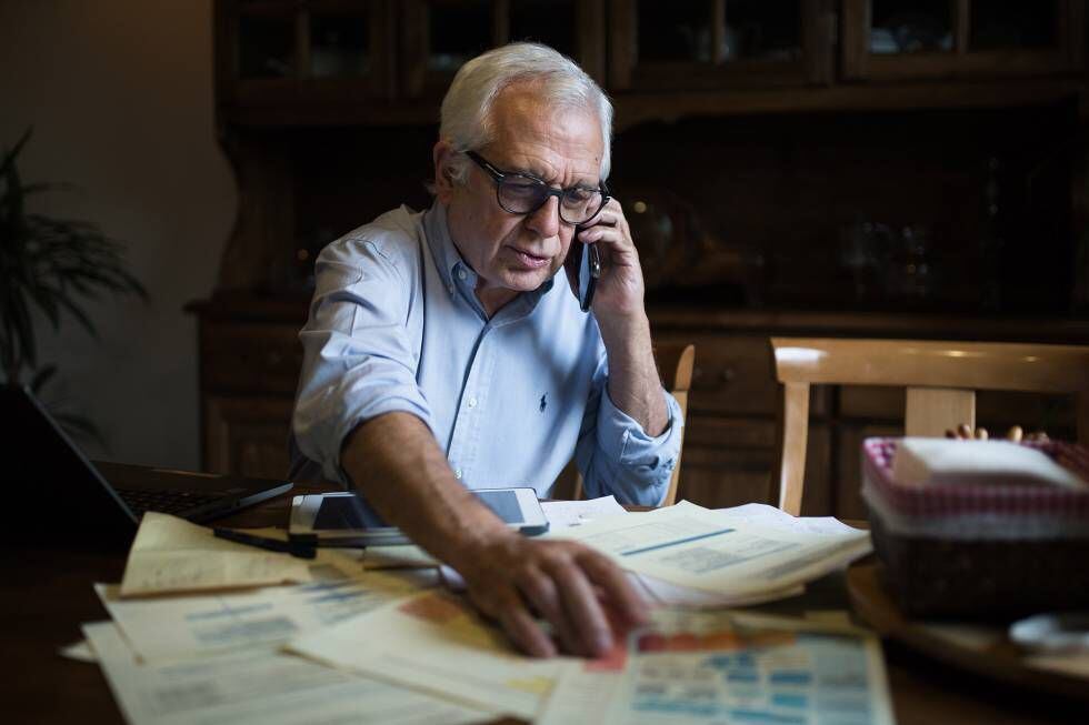 Josep Picas pasa consulta telefónica desde su casa, en Barcelona.