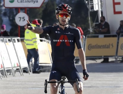 Adam Yates se impone en la cima de Vallter 2000.