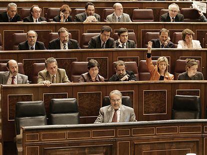 El ministro de Economía, Pedro Solbes, solo en los escaños del Gobierno, durante el Pleno del Congreso.