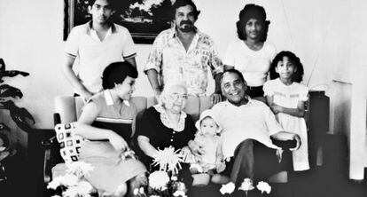 Gabriel García y Luisa Márquez posan junto a sus hijos y sus nietos.