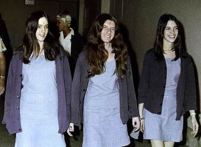 Tres miembros de la Familia de Charles Manson se dirigen al tribunal que las juzgaría por múltiples asesinatos. De izquierda a derecha: Susan Atkins, Patricia Krenwinkel y Leslie Van Houten