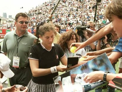 Antes de cumplir 20 años, Monica Seles había ganado ocho grandes títulos empuñando la raqueta con las dos manos y berreando alaridos con cada golpe. En la imagen, la tenista firma autógrafos tras una victoria en Sydney en 1996.