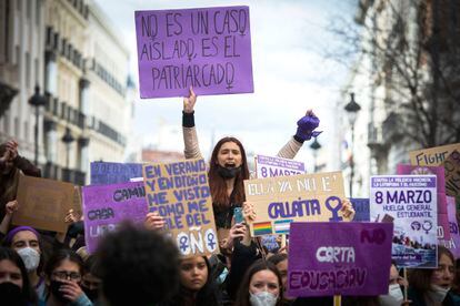 Manifestantes en Madrid este martes, en la Puerta del Sol.