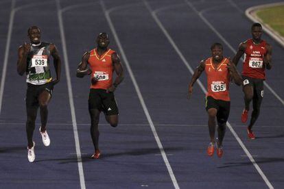 Bolt, a la izquierda, ve cómo se escapa Blake, segundo por la derecha, en Kingston