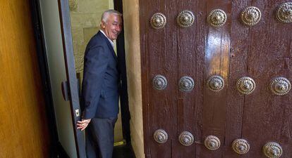 Javier Arenas, el pasado miércoles por la tarde, en una de las puertas de entrada al salón de plenos del Parlamento andaluz.