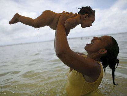 Ua mujer brasile&ntilde;a juega con su beb&eacute;, afectado de microcefalia. 