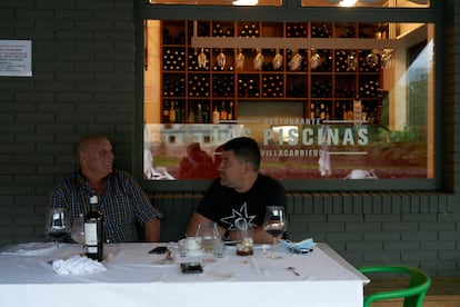 Dos pobladores de Villacarrido conversan en el restaurante Las Piscinas.