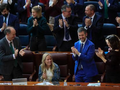 La diputada del PP Rocío Albert (2i) recibe el aplauso de la presidenta de la Comunidad de Madrid, Isabel Díaz Ayuso (d) durante el pleno de este viernes de la Asamblea de Madrid para aprobar los presupuestos de 2024 de la Comunidad.