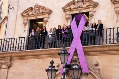 Un lazo morada en la fachada del Ayuntamiento de Palma en apoyo al D&iacute;a de la Mujer.