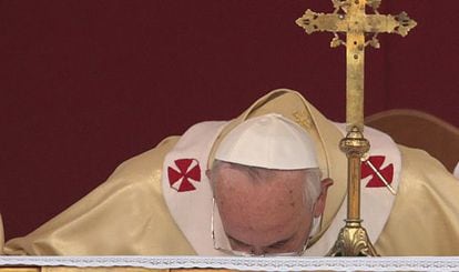 El papa Francisco besa un altar durante la celebraci&oacute;n de una misa, ayer en el cementerio de Verano de Roma. 