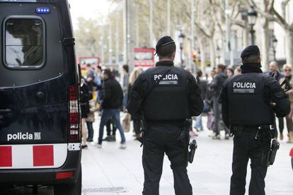 Imagen de archivo de una patrulla de los Mossos d'Esquadra en La Rambla.