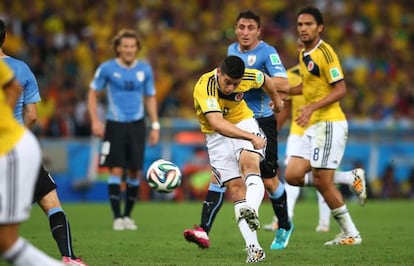 James Rodríguez dispara a la portería de Uruguay.