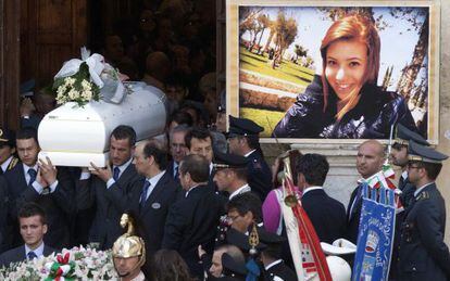 El f&eacute;retro de Melissa Bassi abandona la catedral de Mesagne tras el funeral.