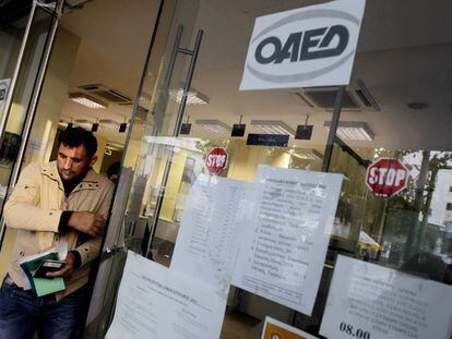 Un ciudadano sale de una oficina de empleo en Atenas, Grecia.