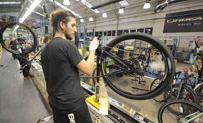 Un operario trabaja en la fábrica de bicicletas Orbea en Mallabia (Bizkaia).