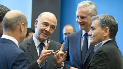 El ministro de Finanzas griego, Euclid Tsakalotos, junto a sus homólogos de Alemania y Francia y el comisario del ramo, Pierre Moscovici.