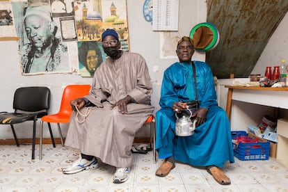 Dos miembros de la comunidad muridí a la hora del café tuba, una de las tradiciones más respetadas por la cofradía.