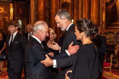 Carlos III saluda afectuosamente a Felipe VI, ambos acompañados por sus esposas, la reina Camila y la reina Letizia. La recepción en el palacio de Buckingham se celebró este domingo, víspera del sepelio de la reina Isabel II. 