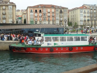 Salen cada media hora y por 2,60 euros le llevan a uno al otro lado de la bahía.