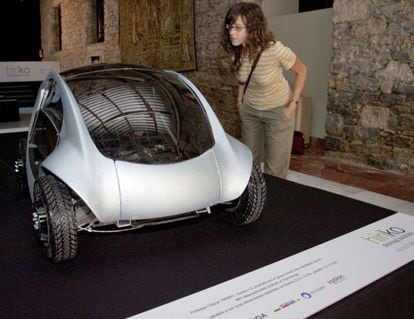 Una joven observa el prototipo a escala 1:2 del coche el&eacute;ctrico.