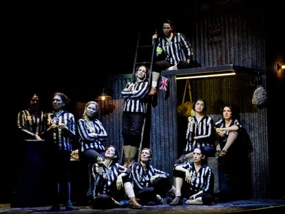 Una escena de la obra teatral 'Ladies Football Club', dirigida por Sergio Peris-Mencheta.