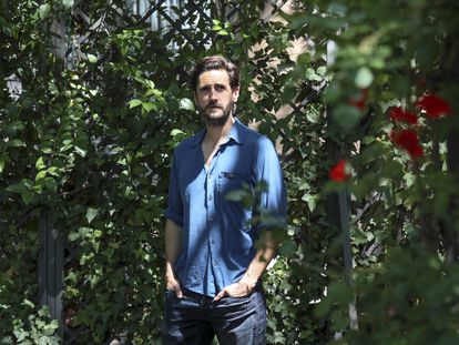 Juan Diego Botto, actor, posando en las calles del Madrid de los Austrias.