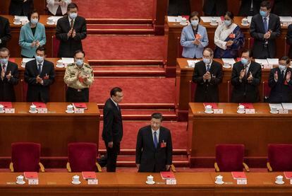 Los delegados aplauden al presidente chino, Xi Jinping, y el primer ministro Li Keqiang en la sesión de clausura de la Asamblea Popular Nacional de China, el 28 de mayo en Pekín.