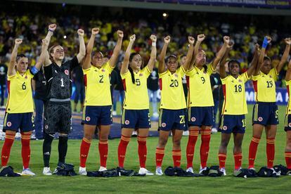Jugadoras de Colombia levantan los puños en señal de protesta en un partido ante Paraguay de la Copa América Femenina, en Cali (Colombia), el 8 de julio.