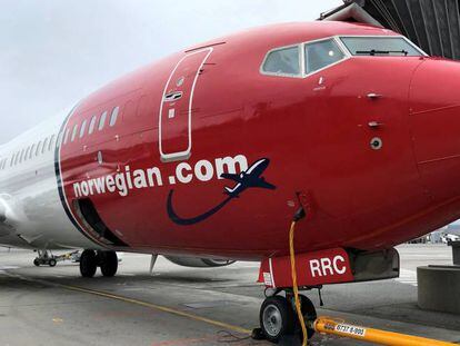 Un avión de Norwegian carga combuistible en el aeropuerto de Oslo Gardermoen.